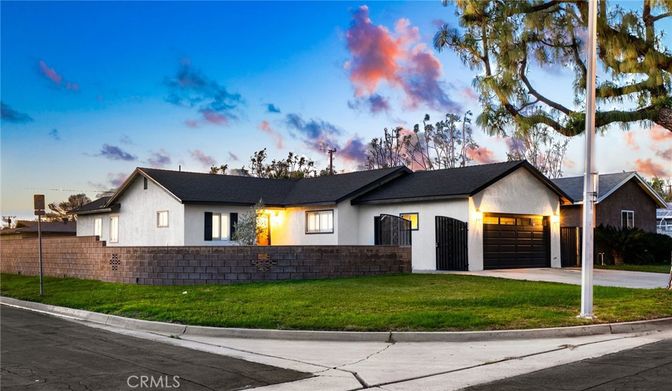 Attached, Exterior, Facade, Ranch