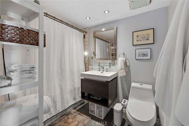 Bathroom, Interior, Recessed Lighting