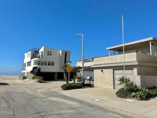 Exterior, Facade, Modern