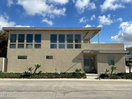 Exterior, Facade, Modern