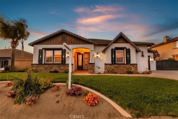 Attached, Exterior, Facade, Ranch