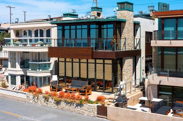 Exterior, Facade, Modern