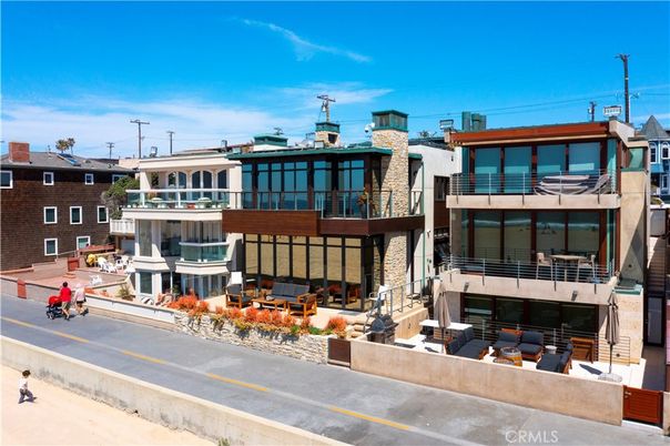 Exterior, Facade, Modern