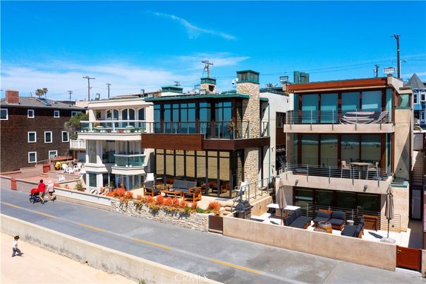Exterior, Facade, Modern