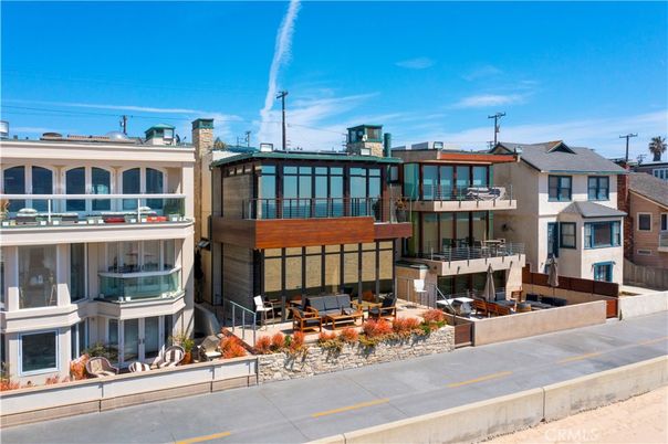 Exterior, Facade, Modern