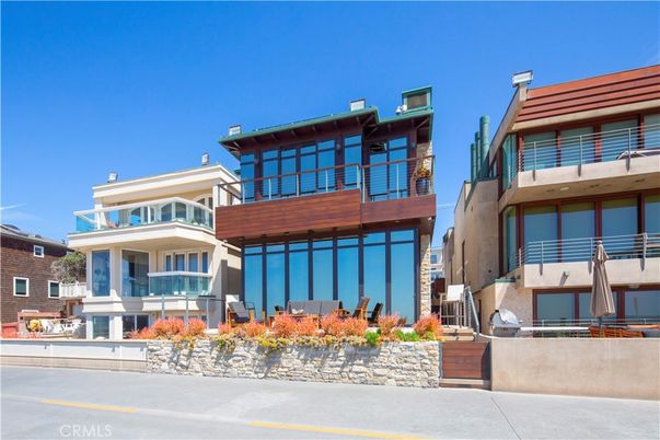 Exterior, Facade, Modern