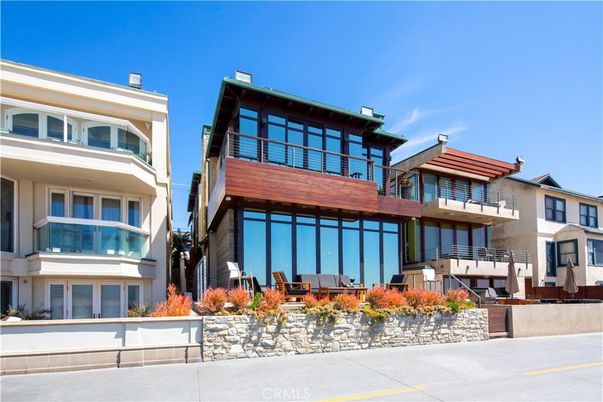 Exterior, Facade, Modern