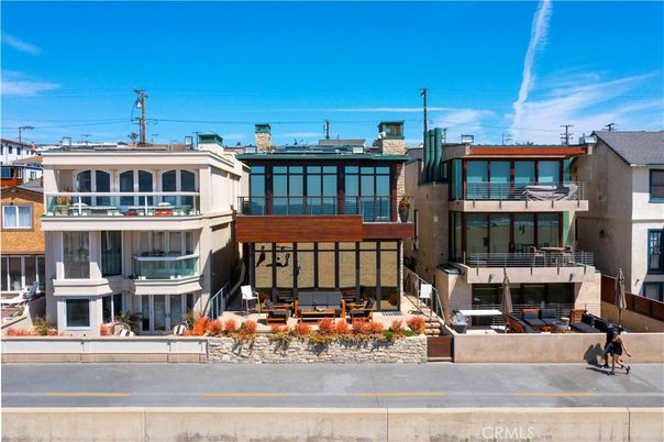 Exterior, Facade, Modern