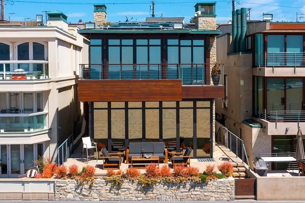 Exterior, Facade, Modern