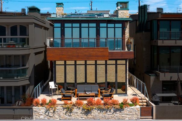 Exterior, Facade, Modern