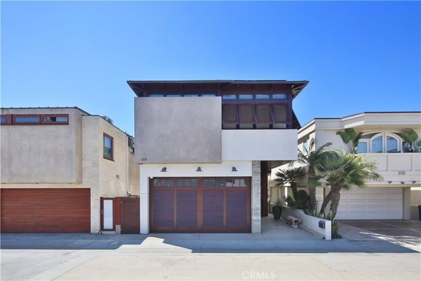 Attached, Exterior, Facade, Modern