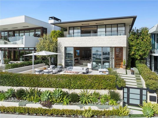 Backyard, Exterior, Facade, Modern