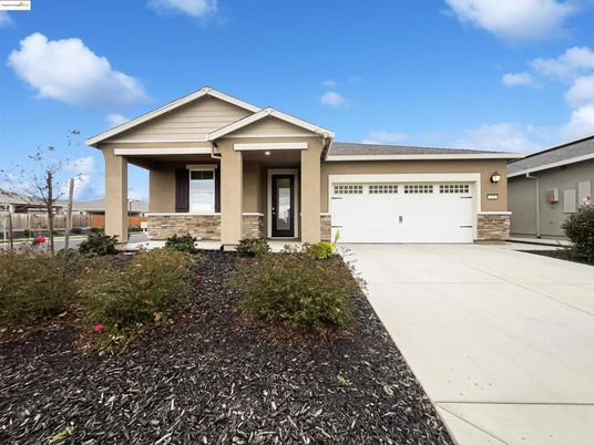 Attached, Exterior, Facade, American Craftsman