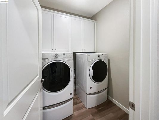 Interior, Washer, Wood Texture Flooring