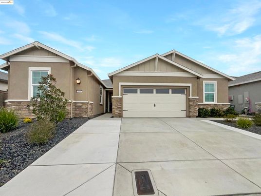 Attached, Exterior, Facade, American Craftsman