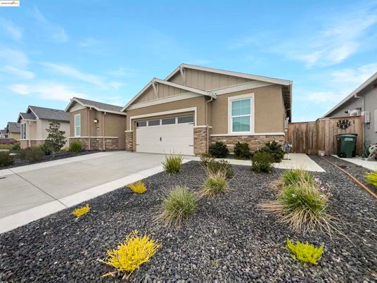 Attached, Exterior, Facade, American Craftsman