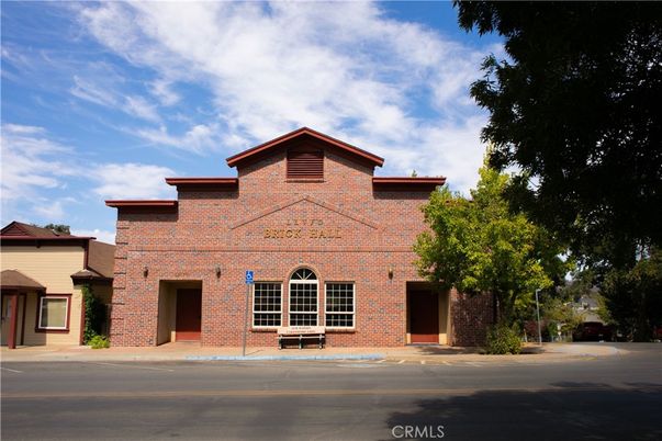 Exterior, Facade, Brick Facade, Brick Traditional
