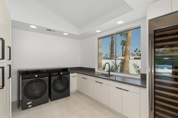Interior, Recessed Lighting, Washer, Wood Texture Flooring