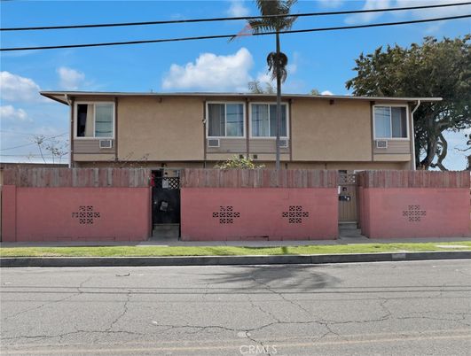 Exterior, Facade, Raised Ranch