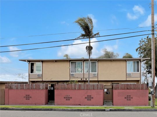 Exterior, Facade, Raised Ranch
