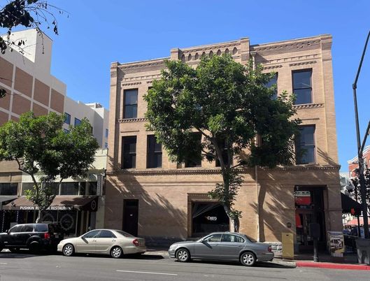 Exterior, Facade, Rowhouse