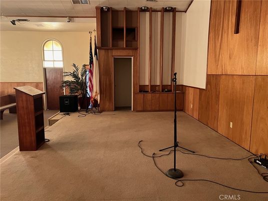 Empty room, Interior