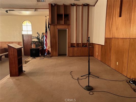 Empty room, Interior