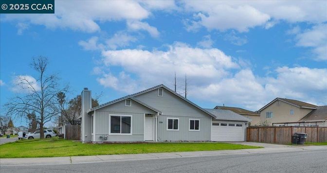 Attached, Exterior, Facade, American Craftsman