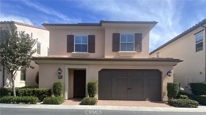 Attached, Exterior, Facade, Mediterranean