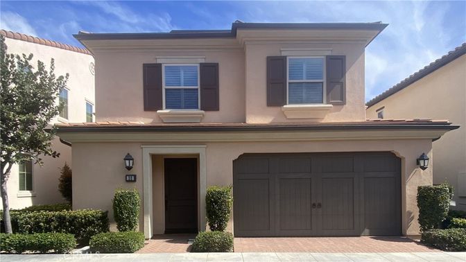 Attached, Exterior, Facade, Mediterranean