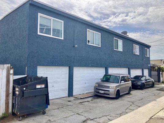 Attached, Exterior, Facade, Rowhouse