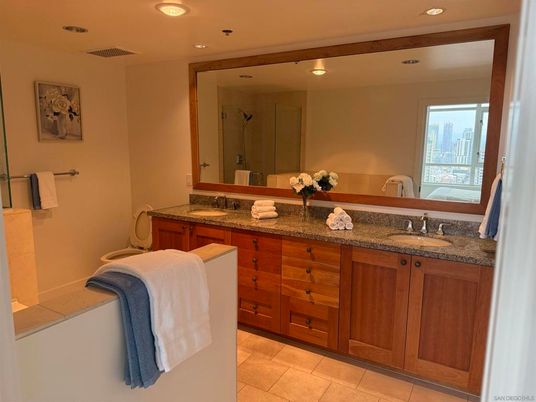 Bathroom, Dual Sink Vanities, Interior, Recessed Lighting