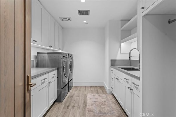 Interior, Recessed Lighting, Washer, Wood Texture Flooring