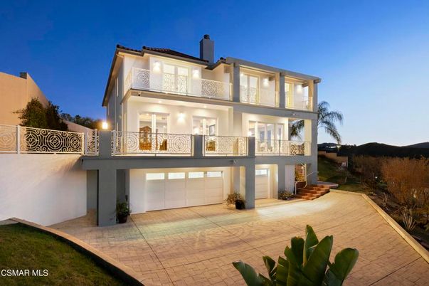 Attached, Exterior, Facade, Modern
