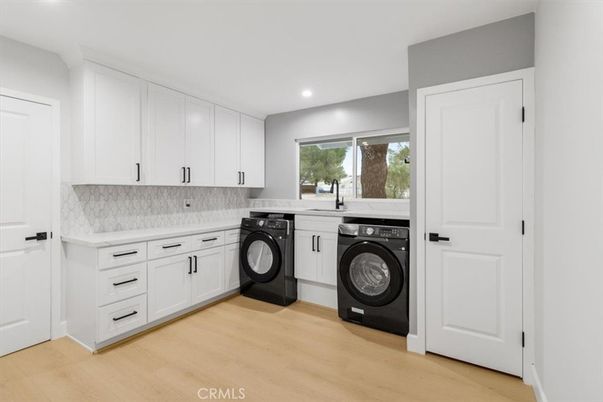 Interior, Recessed Lighting, Washer, Wood Texture Flooring