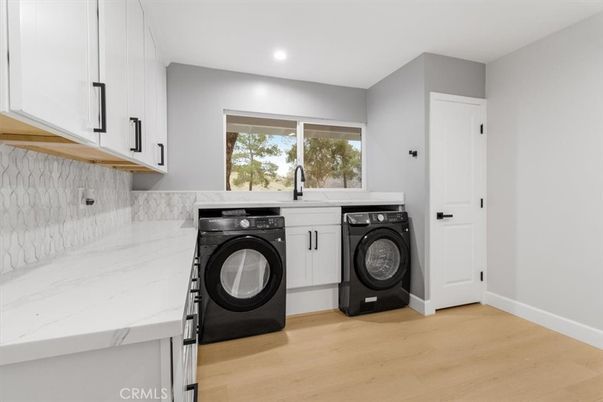 Interior, Recessed Lighting, Washer, Wood Texture Flooring