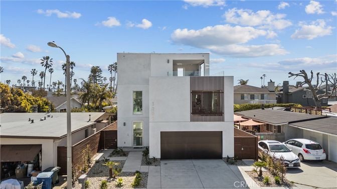 Attached, Exterior, Facade, Modern