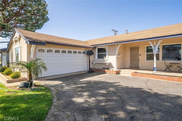 Attached, Exterior, Facade, Ranch