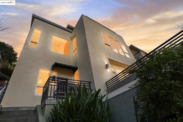 Exterior, Facade, Modern
