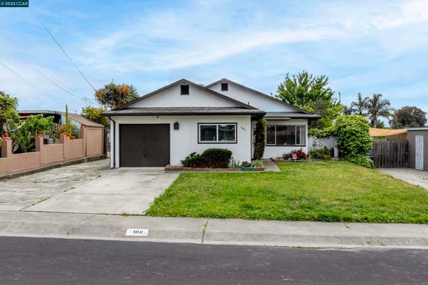 Attached, Exterior, Facade, American Craftsman