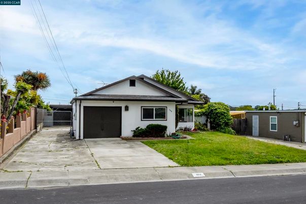 Attached, Exterior, Facade, American Craftsman