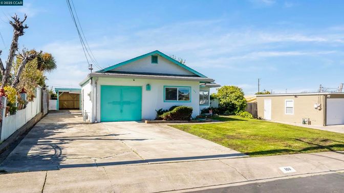 Attached, Exterior, Facade, Ranch
