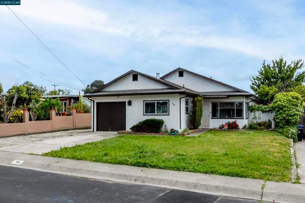 Attached, Exterior, Facade, American Craftsman