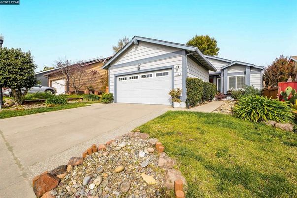 Attached, Exterior, Facade, Ranch