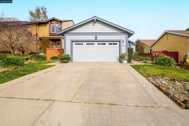 Attached, Exterior, Facade, American Craftsman