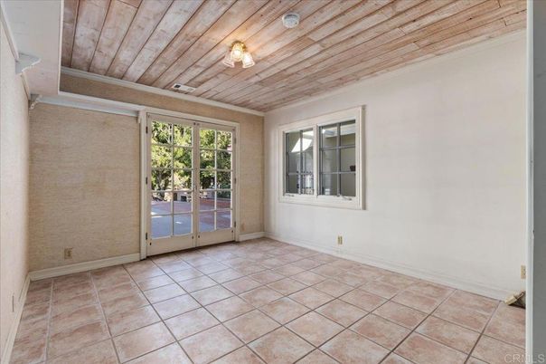 Empty room, Interior, Wooden Ceilings