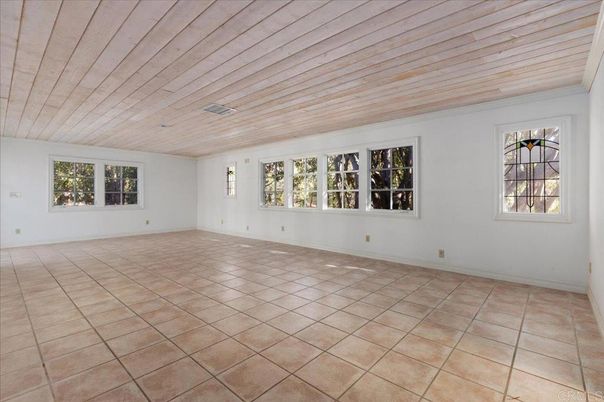 Empty room, Interior, Wooden Ceilings