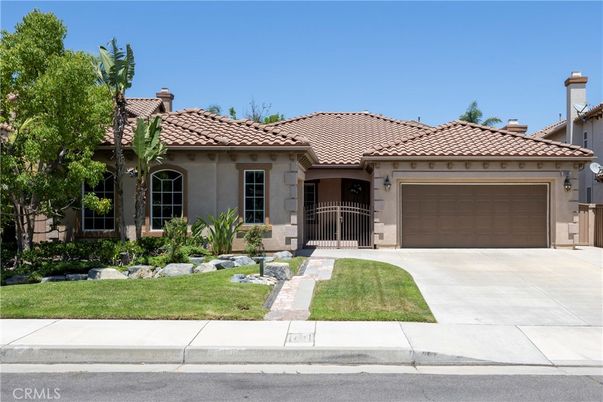 Attached, Exterior, Facade, Mediterranean