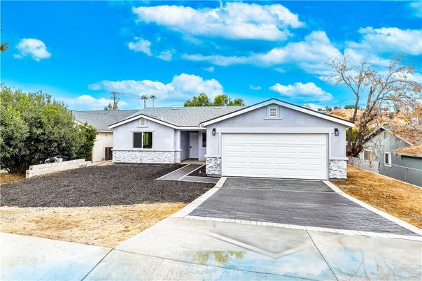 Attached, Exterior, Facade, Ranch