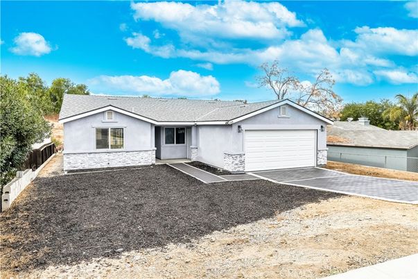 Attached, Exterior, Facade, Ranch